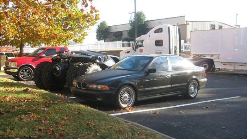 Illustration for article titled This Craigslist BMW Is Parked Next To A Batmobile With No Explanation Given